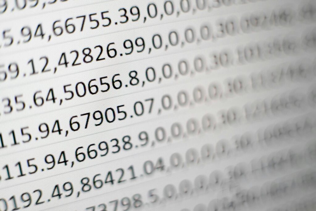 Tampilan deretan angka dan data keuangan di layar spreadsheet Excel yang membutuhkan verifikasi tanda tangan elektronik.