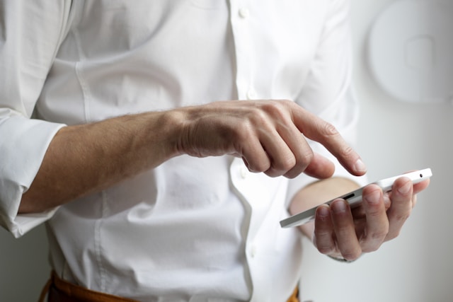 Seseorang menekan layar smartphone untuk membubuhkan tanda tangan elektronik secara praktis
